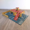 DIY Drewniany pojazd: Pop'Up Garage | Croc Toys®